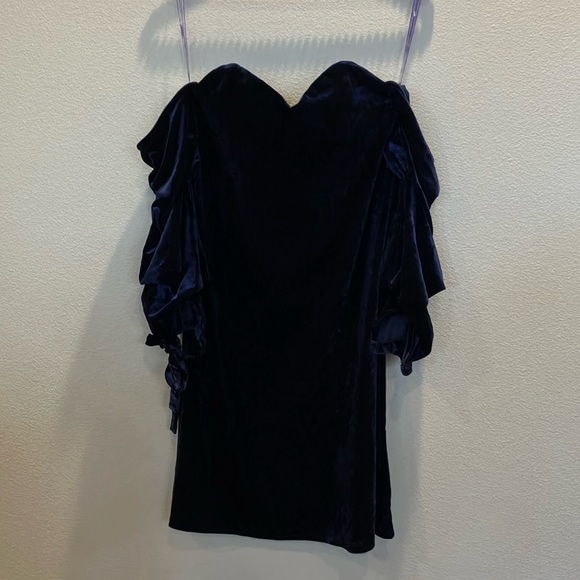Romeo & Juliet Couture Dresses & Skirts - NWT Romeo & Juliet Couture Navy Velvet Dress